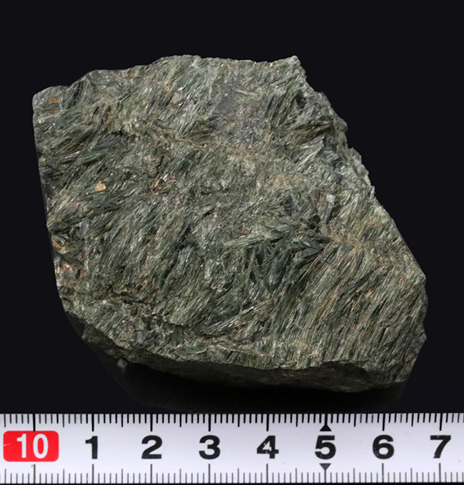新ひだか町蓬莱山で発見された結晶片岩、陽起石（ようきせき）。光沢のある緑を呈するユニークな石（その5）