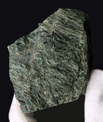 新ひだか町蓬莱山で発見された結晶片岩、陽起石（ようきせき）。光沢のある緑を呈するユニークな石