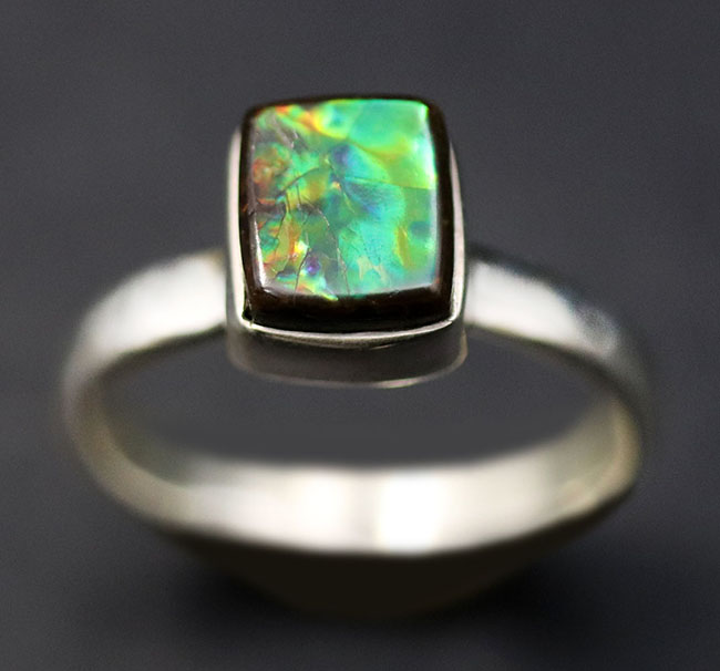 エメラルドグリーンに輝く、美しいアンモライト（Ammolite）を使ったリング。男女兼用。（その1）