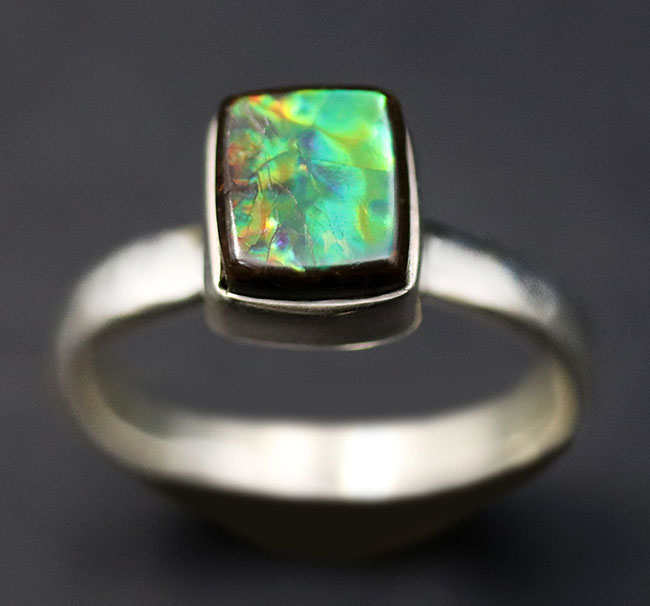 エメラルドグリーンに輝く、美しいアンモライト(Ammolite)を使ったリング。男女兼用。(その1)