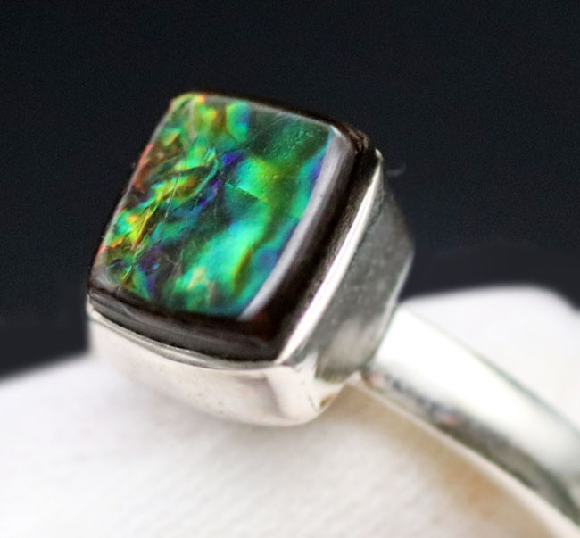エメラルドグリーンに輝く、美しいアンモライト(Ammolite)を使ったリング。男女兼用。(その3)