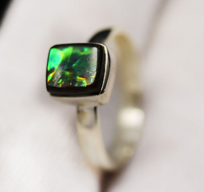 エメラルドグリーンに輝く、美しいアンモライト（Ammolite）を使ったリング。男女兼用。（その4）