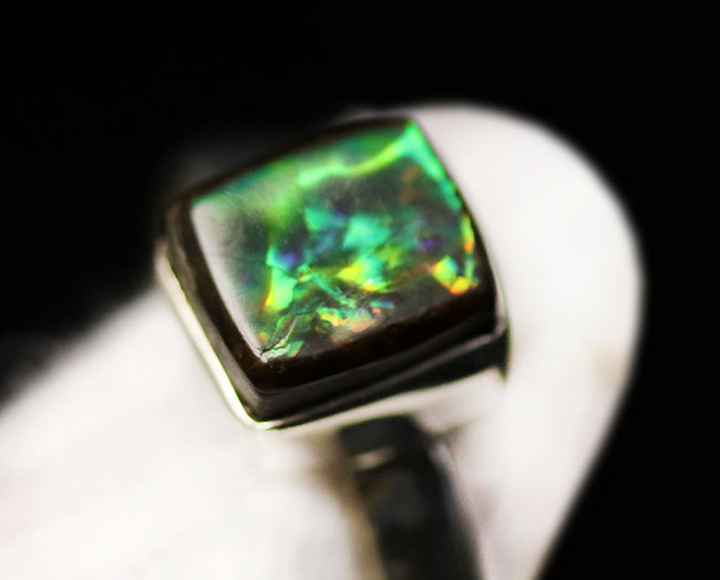 エメラルドグリーンに輝く、美しいアンモライト（Ammolite）を使ったリング。男女兼用。（その5）