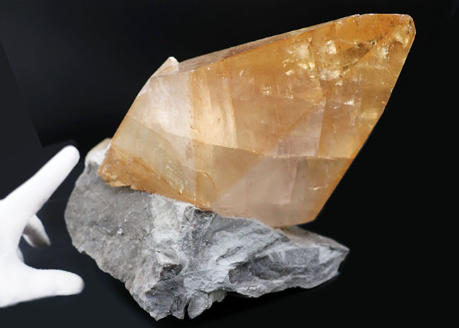 希少！5キログラムを超える巨大なイエローカルサイトの一個体の結晶