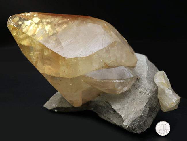 希少！5キログラムを超える巨大なイエローカルサイトの一個体の結晶