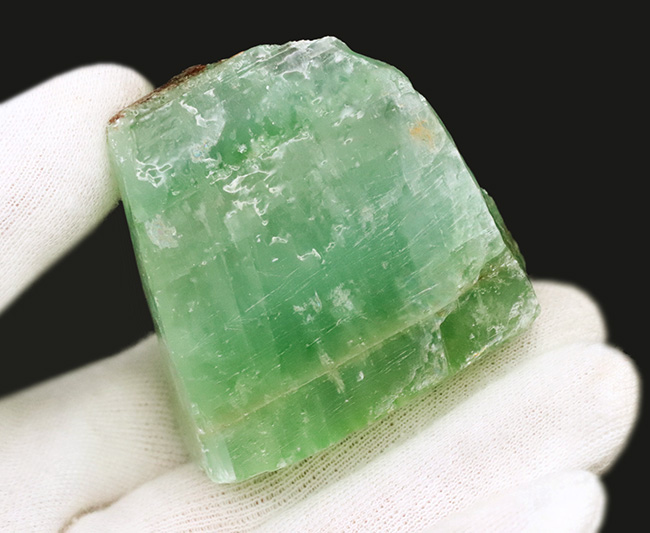 和名の「ホタルの石」の名が示すように、紫外線があたるとわずかに蛍光性を示す、美しい鉱石、フローライト（Fluorite）（その2）