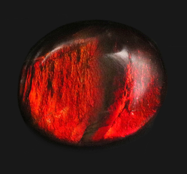 ダイナミックな色の変化を楽しめる、上質のアンモライト(Ammolite)のカボションを使ったピンブローチ(その1)
