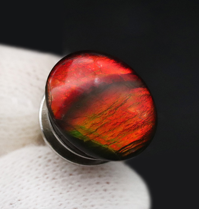 ダイナミックな色の変化を楽しめる、上質のアンモライト(Ammolite)のカボションを使ったピンブローチ(その2)
