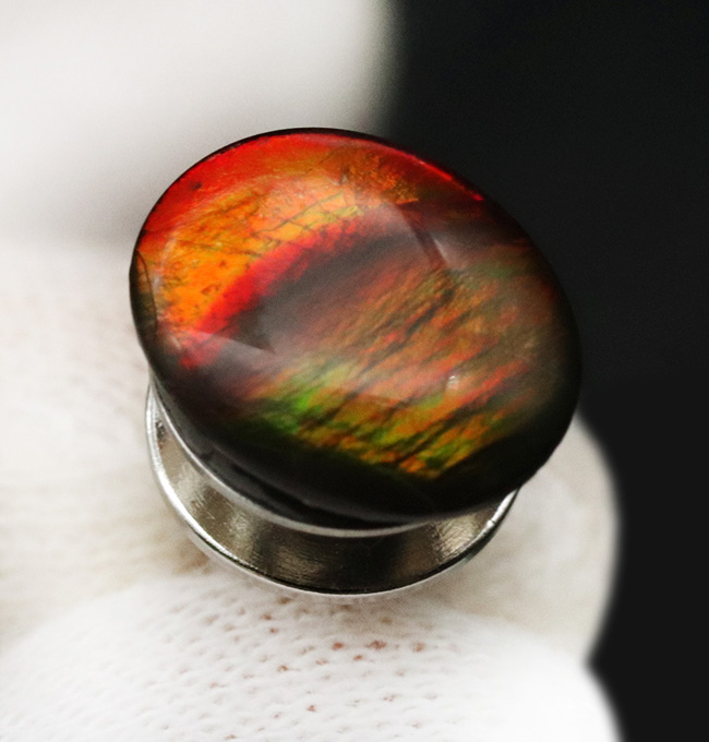 ダイナミックな色の変化を楽しめる、上質のアンモライト(Ammolite)のカボションを使ったピンブローチ(その3)