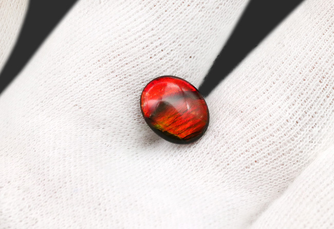 ダイナミックな色の変化を楽しめる、上質のアンモライト(Ammolite)のカボションを使ったピンブローチ(その5)