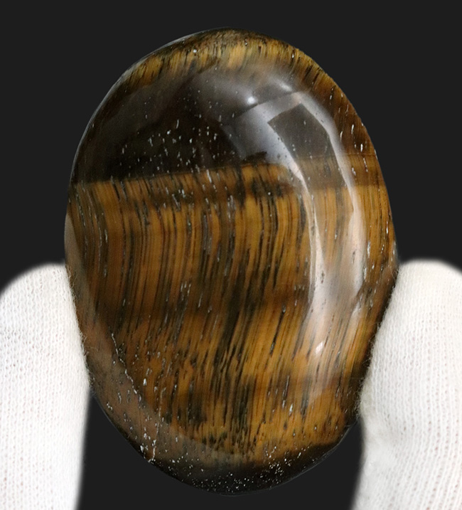 高品位で知られる南アフリカ共和国産の、タイガーズアイ（Tiger's eye）のカボション（その1）