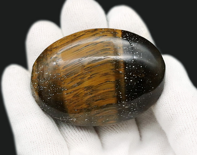 高品位で知られる南アフリカ共和国産の、タイガーズアイ(Tiger's eye)のカボション(その4)