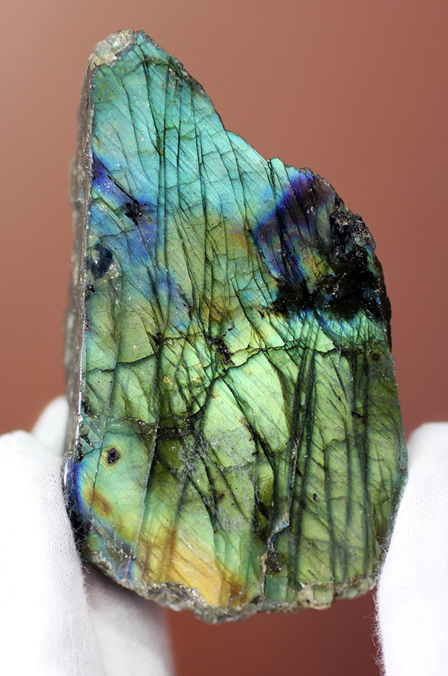 遊色効果で人気の鉱物、ラブラドライト(Labradorite)。シャンパンゴールドとブルー。(その1)