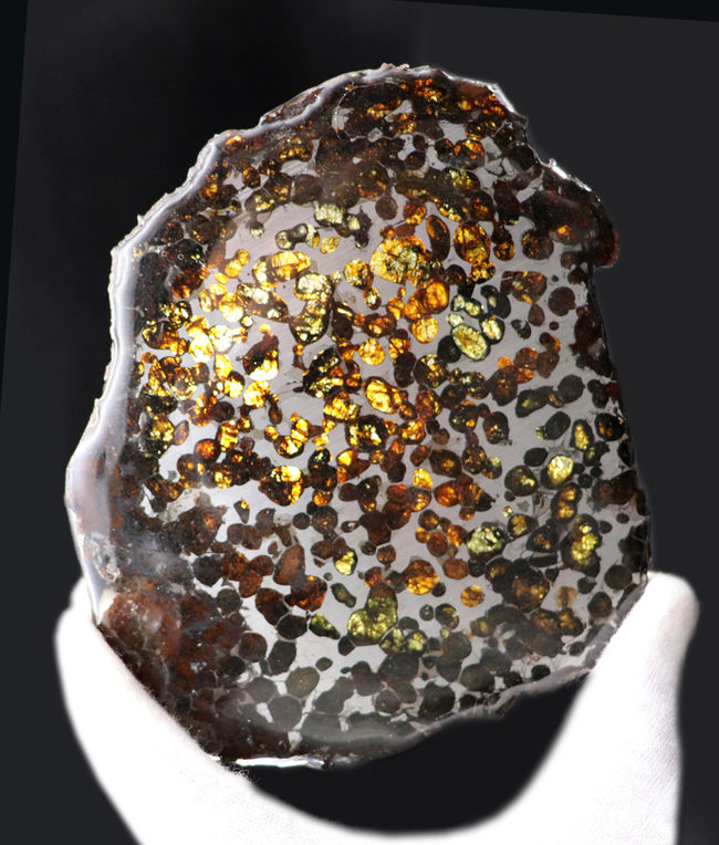 爛々と輝くかんらん石にご注目！厳選品！ハイクラス標本をお探し方に。２０１６年に発見された新しいパラサイト隕石、ケニヤ産パラサイト隕石（本体防錆処理済み）（その1）