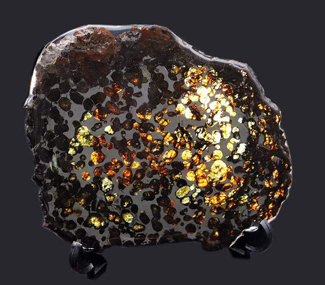 爛々と輝くかんらん石にご注目！厳選品！ハイクラス標本をお探し方に。２０１６年に発見された新しいパラサイト隕石、ケニヤ産パラサイト隕石（本体防錆処理済み）（その3）