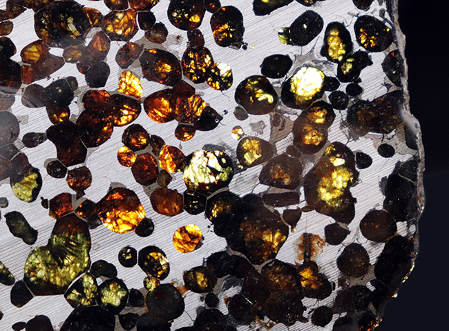爛々と輝くかんらん石にご注目！厳選品！ハイクラス標本をお探し方に。２０１６年に発見された新しいパラサイト隕石、ケニヤ産パラサイト隕石（本体防錆処理済み）（その5）