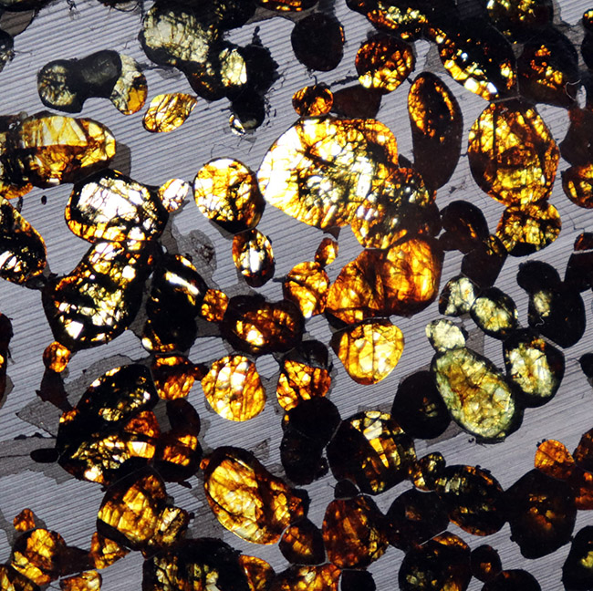 爛々と輝くかんらん石にご注目！厳選品！ハイクラス標本をお探し方に。２０１６年に発見された新しいパラサイト隕石、ケニヤ産パラサイト隕石（本体防錆処理済み）（その6）