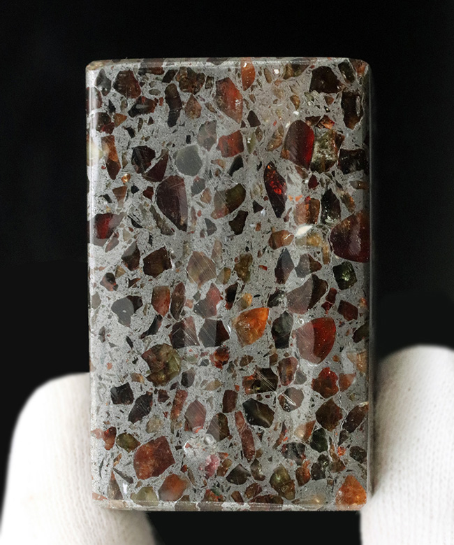 ずっしりと手のひらに伝わる150グラム！ぜいたくなキューブ型カット