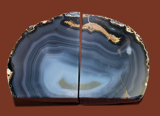 全体がブルーに染まったメノウ(Agate)。ブックエンドとしても利用可。(その1)