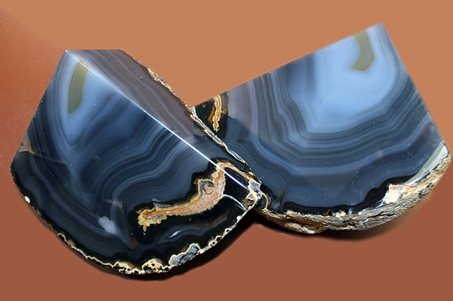 全体がブルーに染まったメノウ(Agate)。ブックエンドとしても利用可。(その2)