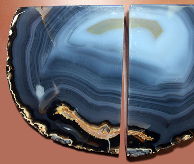 全体がブルーに染まったメノウ(Agate)。ブックエンドとしても利用可。(その3)
