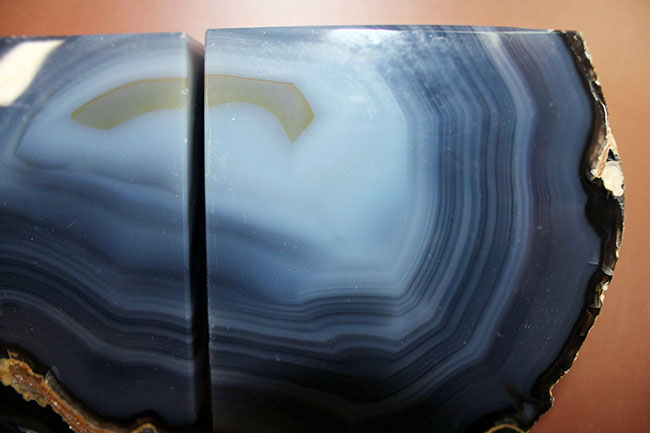全体がブルーに染まったメノウ(Agate)。ブックエンドとしても利用可。(その4)