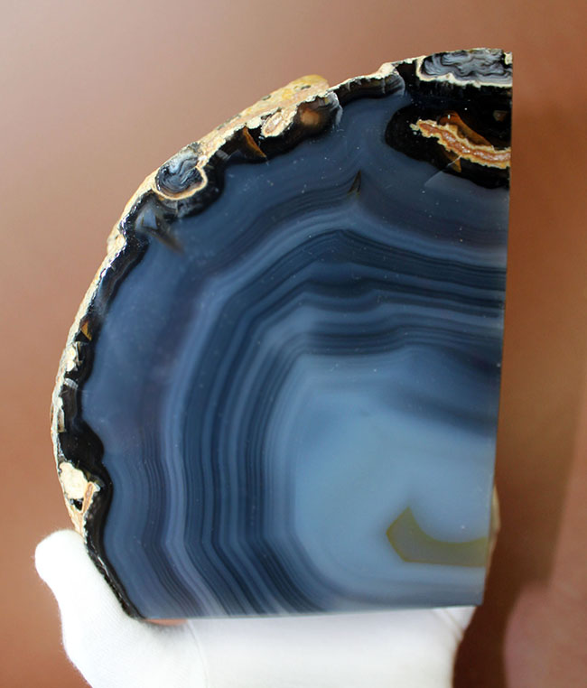 全体がブルーに染まったメノウ(Agate)。ブックエンドとしても利用可。(その5)