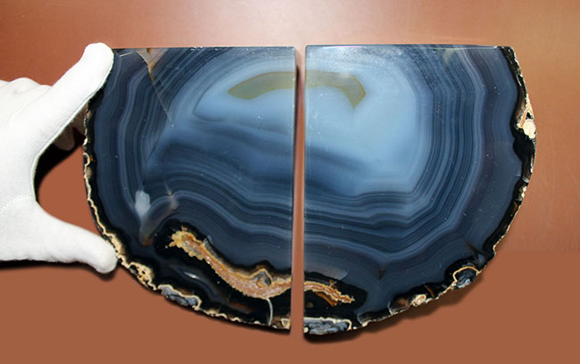 全体がブルーに染まったメノウ(Agate)。ブックエンドとしても利用可。(その9)