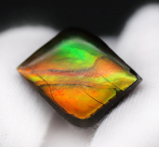 生物起源の宝石として人気急上昇中のアンモライト（Ammolite）を使ったピンブローチ（その2）