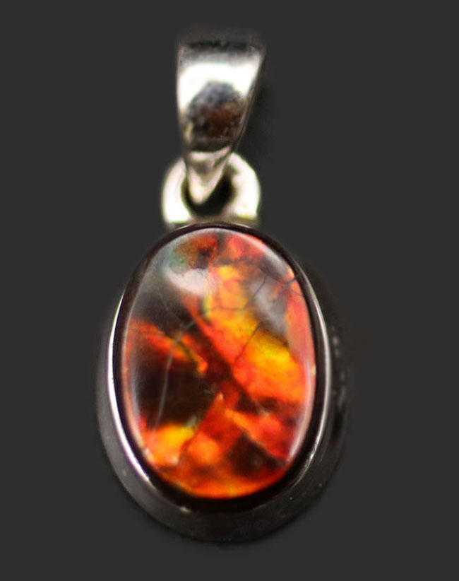 赤と思いきや鮮やかな緑が顔をのぞかせます!アンモライトを使ったペンダントトップ(Ammolite)。金具はスターリングシルバー。チェーン、革紐、ジュエリーケース付き(その1)