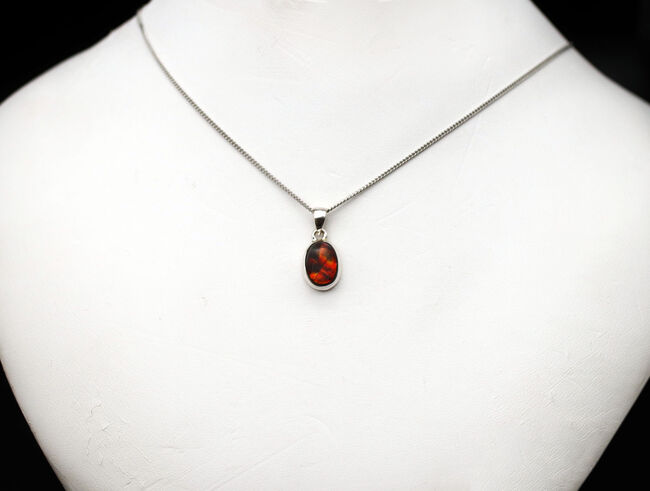 赤と思いきや鮮やかな緑が顔をのぞかせます!アンモライトを使ったペンダントトップ(Ammolite)。金具はスターリングシルバー。チェーン、革紐、ジュエリーケース付き(その2)