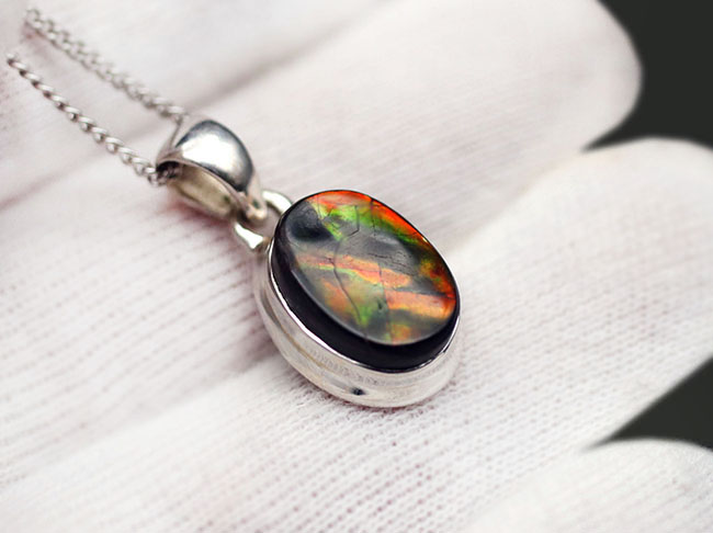 赤と思いきや鮮やかな緑が顔をのぞかせます!アンモライトを使ったペンダントトップ(Ammolite)。金具はスターリングシルバー。チェーン、革紐、ジュエリーケース付き(その6)