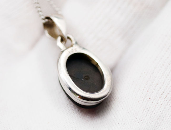 赤と思いきや鮮やかな緑が顔をのぞかせます!アンモライトを使ったペンダントトップ(Ammolite)。金具はスターリングシルバー。チェーン、革紐、ジュエリーケース付き(その7)