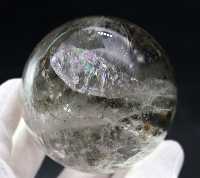 内部から虹色の閃光を放つ！カルサイト（Calcite）の大きな球体結晶。その名もレインボーカルサイト！（その1）