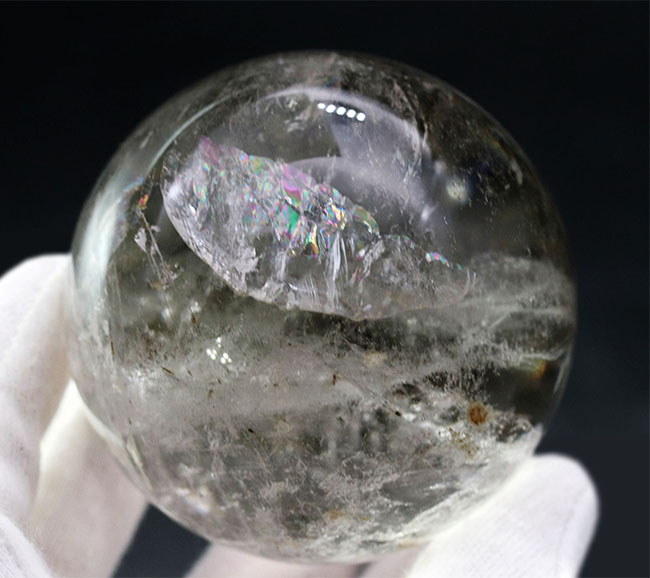 内部から虹色の閃光を放つ!カルサイト(Calcite)の大きな球体結晶。その名もレインボーカルサイト!(その1)