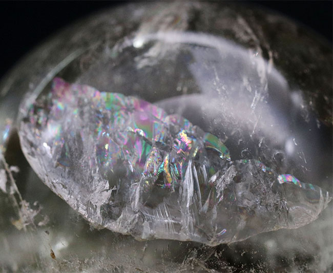 内部から虹色の閃光を放つ!カルサイト(Calcite)の大きな球体結晶。その名もレインボーカルサイト!(その2)