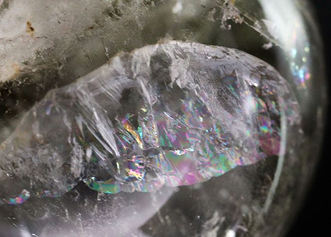 内部から虹色の閃光を放つ！カルサイト（Calcite）の大きな球体結晶。その名もレインボーカルサイト！（その6）