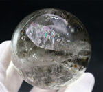 内部から虹色の閃光を放つ！カルサイト（Calcite）の大きな球体結晶。その名もレインボーカルサイト！