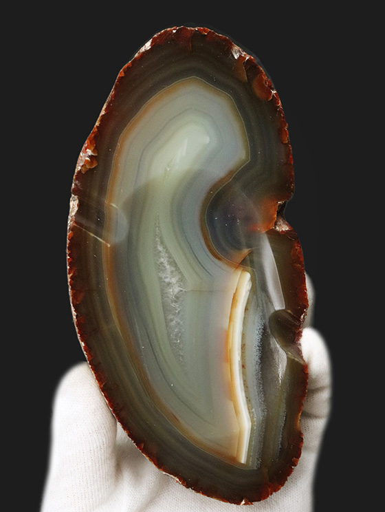 鉱物コレクションとしてはもちろん小物入れとしても使えるブラジル産の縞瑪瑙（Agate）（その1）