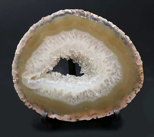 典型的な晶洞、ブラジル産の縞メノウ（Agate）（その1）