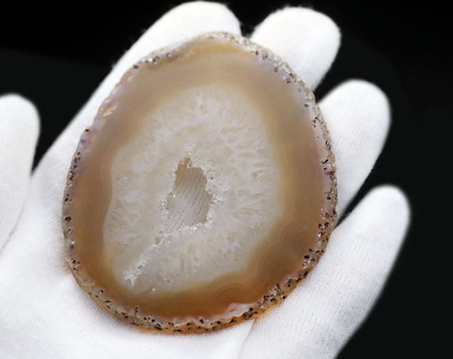 典型的な晶洞、ブラジル産の縞メノウ（Agate）（その3）