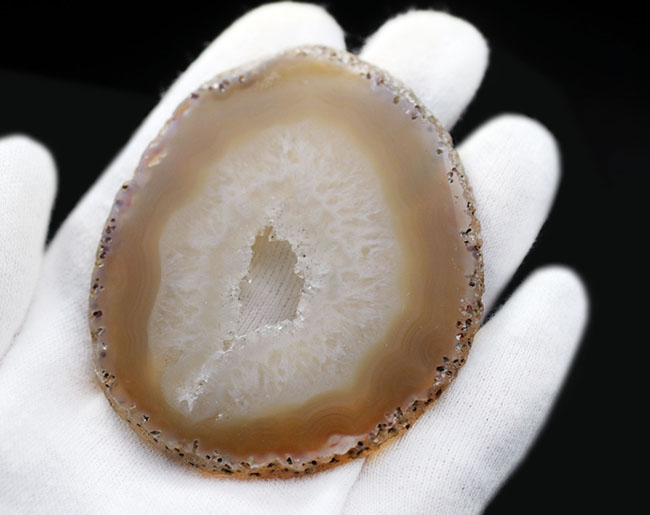 典型的な晶洞、ブラジル産の縞メノウ(Agate)(その3)
