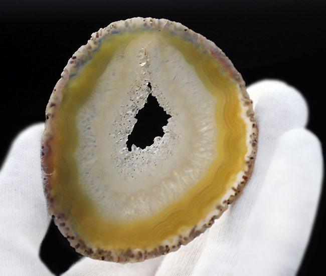 典型的な晶洞、ブラジル産の縞メノウ(Agate)(その4)