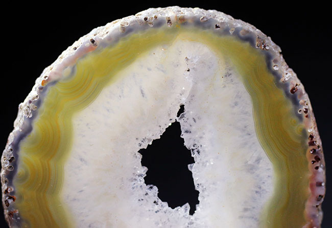 典型的な晶洞、ブラジル産の縞メノウ（Agate）（その5）