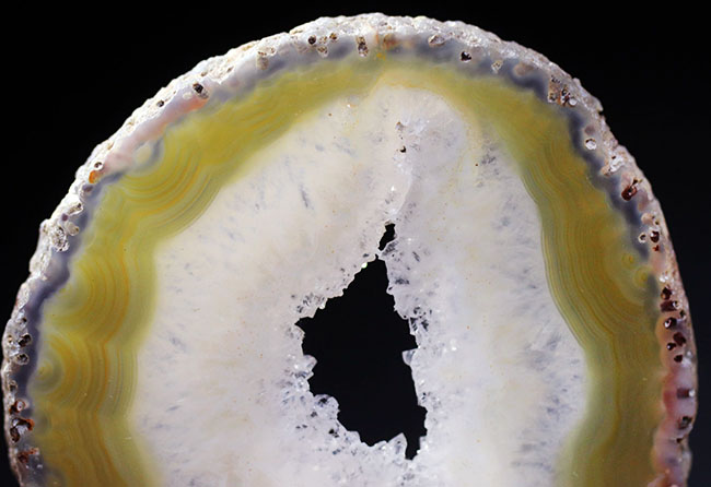 典型的な晶洞、ブラジル産の縞メノウ(Agate)(その5)