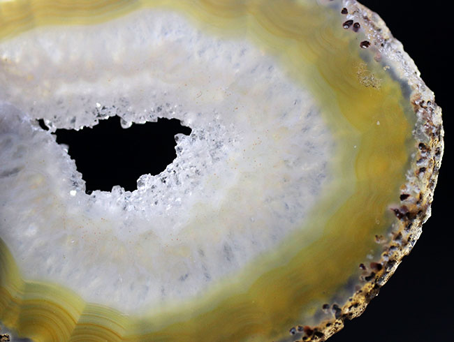 典型的な晶洞、ブラジル産の縞メノウ(Agate)(その7)