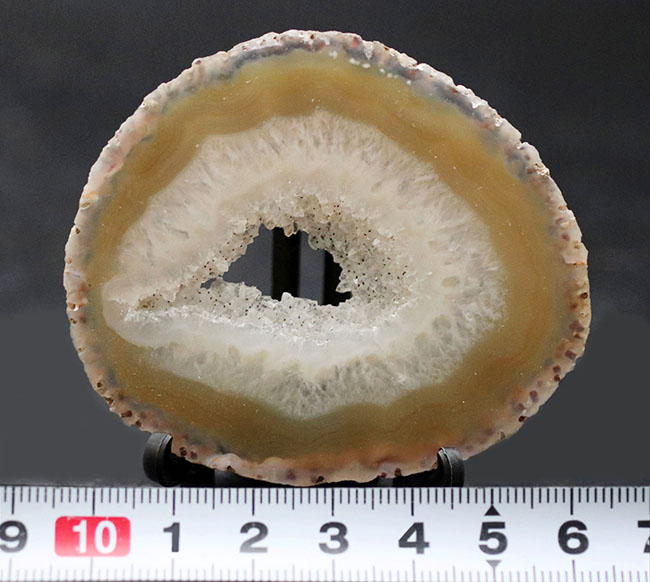 典型的な晶洞、ブラジル産の縞メノウ(Agate)(その8)