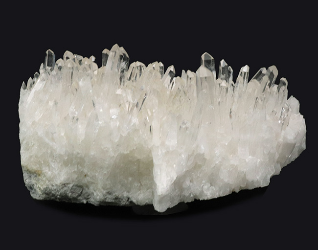 ６００グラム超え！極めて透明度の高い石英が無数に結晶成長した水晶（Quartz）のクラスター標本（その1）