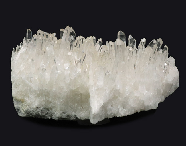 600グラム超え!極めて透明度の高い石英が無数に結晶成長した水晶(Quartz)のクラスター標本(その1)