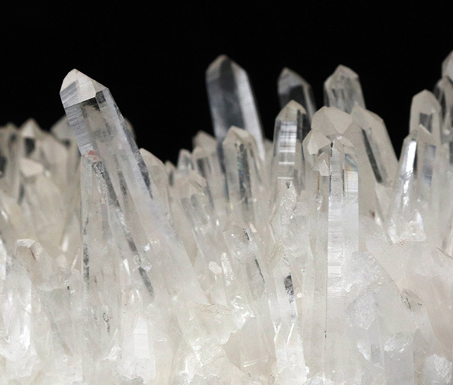 600グラム超え!極めて透明度の高い石英が無数に結晶成長した水晶(Quartz)のクラスター標本(その2)